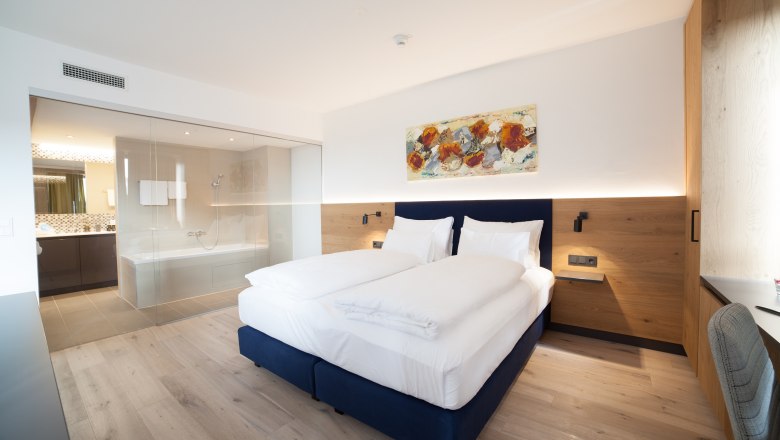 Hotelzimmer mit Doppelbett und Badezimmer
