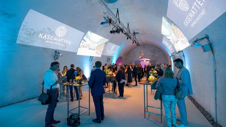 Menschen bei einer Veranstaltung in den Kasematten Wiener Neustadt.