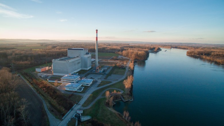 Luftaufnahme des AKW Zwentendorf neben einem Fluss in einer ländlichen Umgebung.
