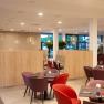 Bunte M&ouml;bel stehen in einer hellen Hotellounge