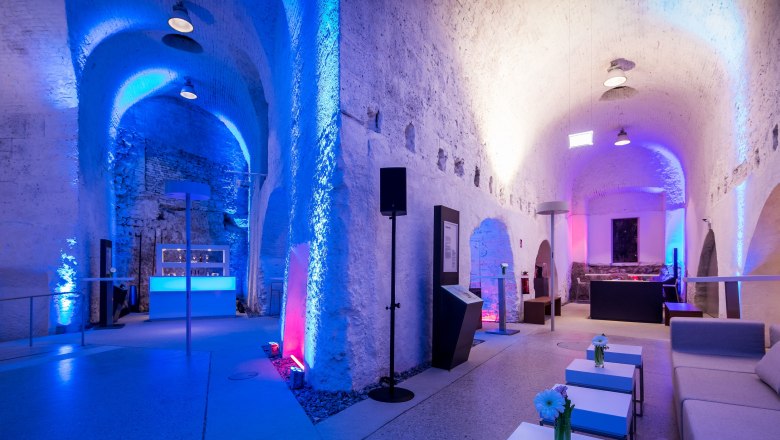 Innenansicht der Kasematten, Strada Coperta Lounge mit blauer Beleuchtung.