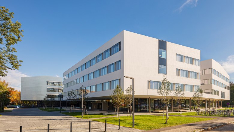 Moderne Gebäude auf dem Campus St. Pölten bei sonnigem Wetter.