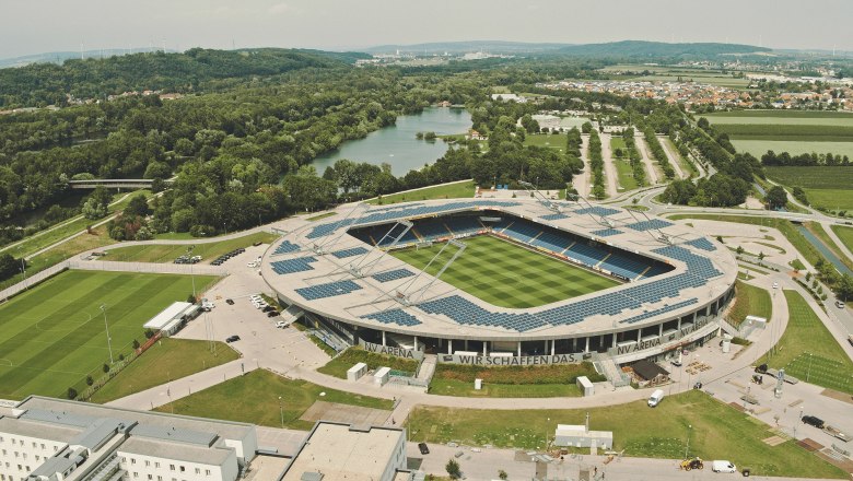 Luftaufnahme der NV Arena in St. Pölten, umgeben von grüner Landschaft und einem Fluss.