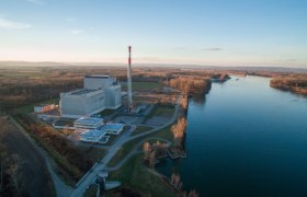 Luftaufnahme des AKW Zwentendorf neben einem Fluss in einer ländlichen Umgebung.