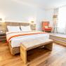 Ein Modernes Doppelzimmer mit einer extra Lese- und Schreibtischecke.