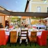 Elegantes Restaurant mit gedecktem Tisch im Freien, umgeben von modernen Geb&auml;uden.