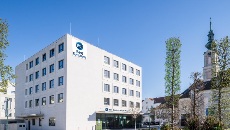 Best Western Hotel in Tulln neben einer Kirche.