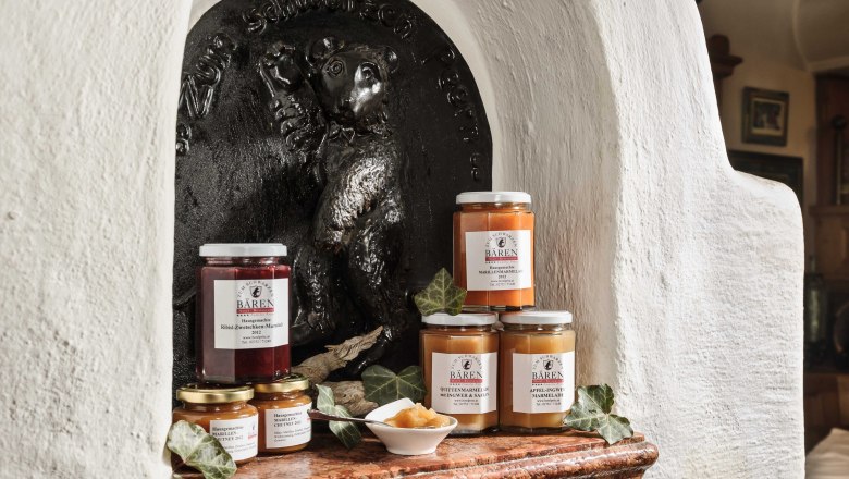 Verschiedene Marmeladengl&auml;ser vor einem B&auml;renrelief