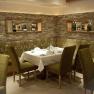 Elegantes Restaurant mit gedecktem Tisch und gr&uuml;nen St&uuml;hlen.