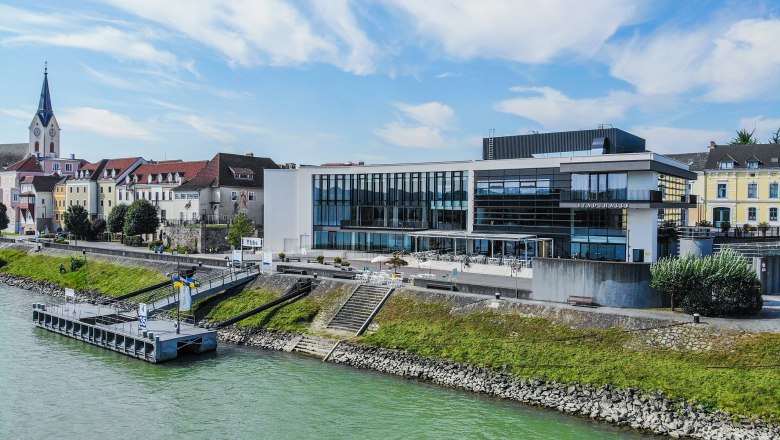 Stadthalle Ybbs an der Donau mit umliegenden Geb&auml;uden und Kirche.