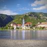 Blick auf D&uuml;rnstein mit der blauen Kirche und der Donau im Vordergrund.