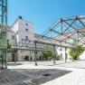 Innenhof des Hotels Altes Kloster mit Glasdach und modernem Design.