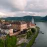Luftaufnahme von Schloss D&uuml;rnstein an der Donau mit umliegender Landschaft.