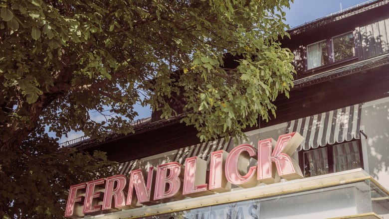 Fernblick, © Matthias Kronfuss Gebäude mit dem Schriftzug 'FERNBLICK' und Bäumen im Vordergrund.