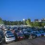 Park & Fly, Parkplatz mit Autos am Flughafen Wien