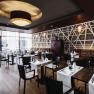 Elegantes Restaurant mit modernen asiatischen Designelementen, gedeckten Tischen und gro&szlig;en Fenstern.