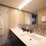 Badezimmer mit Waschbecken und Bademantel