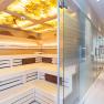 Innenansicht eines modernen Spa-Bereichs mit Sauna und Glast&uuml;r.