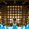 Innenansicht des SILENTSPA der Therme Laa mit beleuchteten, dekorativen W&auml;nden und einem Wasserbecken.