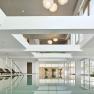 Indoorpool mit Liegest&uuml;hlen und gro&szlig;en Fenstern.