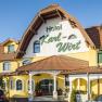 Gelbes Hotelgeb&auml;ude mit dem Schriftzug 'Hotel Karl-Wirt' auf dem Giebel.