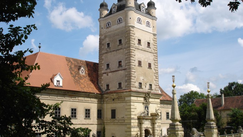 Renaissanceschloss Greillenstein, © Renaissanceschloss Greillenstein Renaissanceschloss Greillenstein mit Turm und Garten im Vordergrund.