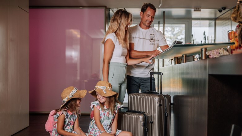 Familie bei der Rezeption im HEINhotel vienna airport