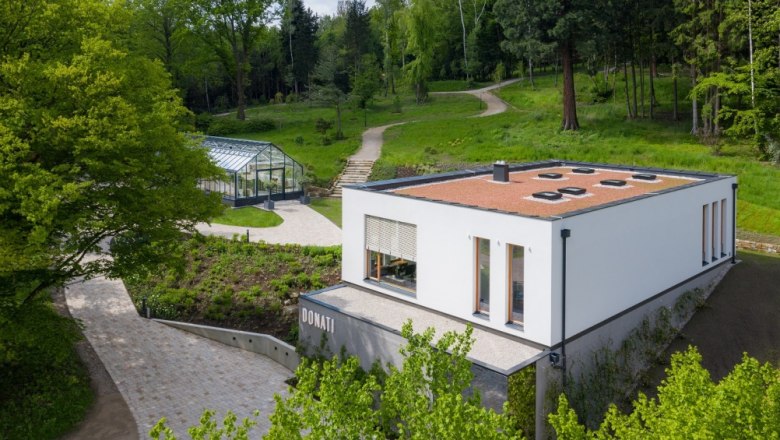 Modernes Geb&auml;ude im Donati Garten mit umliegender Natur.