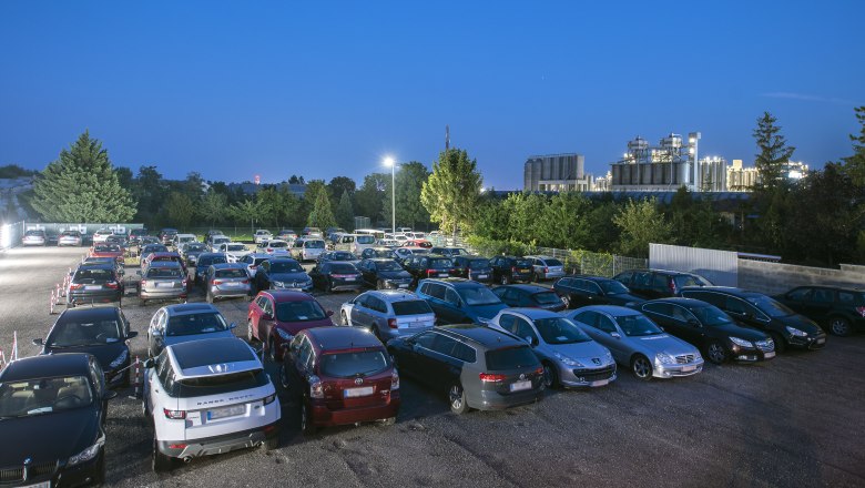 Park & Fly, Parkplatz mit Autos am Flughafen Wien