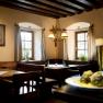 Gem&uuml;tliches Restaurant mit Holzm&ouml;beln, Bier und Kn&ouml;deln auf einem Tisch.