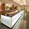 Modernes Buffet in einem Hotelrestaurant mit beleuchteten Theken und verschiedenen Speisen.
