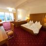 Hotelzimmer mit Doppelbett, Schreibtisch und Balkon mit Ausblick.