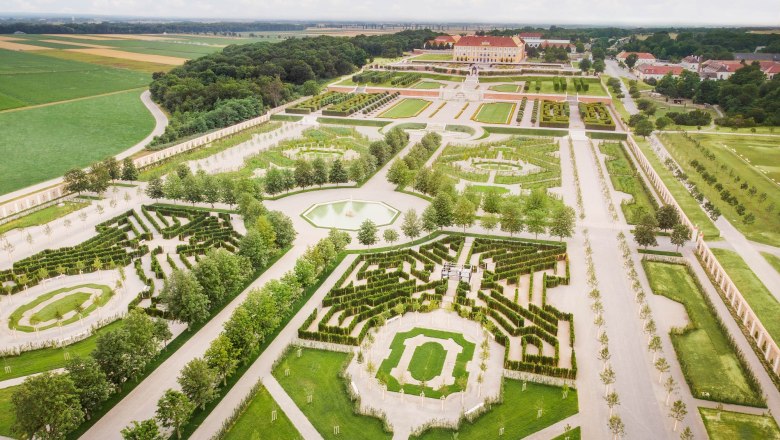 Luftaufnahme von Schloss Hof mit symmetrischen Gärten und Wegen.