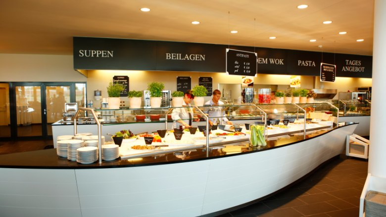 Buffetbereich im Rosenberger Seminar-Hotel Deutsch-Wagram mit verschiedenen Speisen und Beschilderungen.