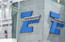 Eingang des Veranstaltungszentrums Z2000 mit blauem Logo auf grauer Fassade.