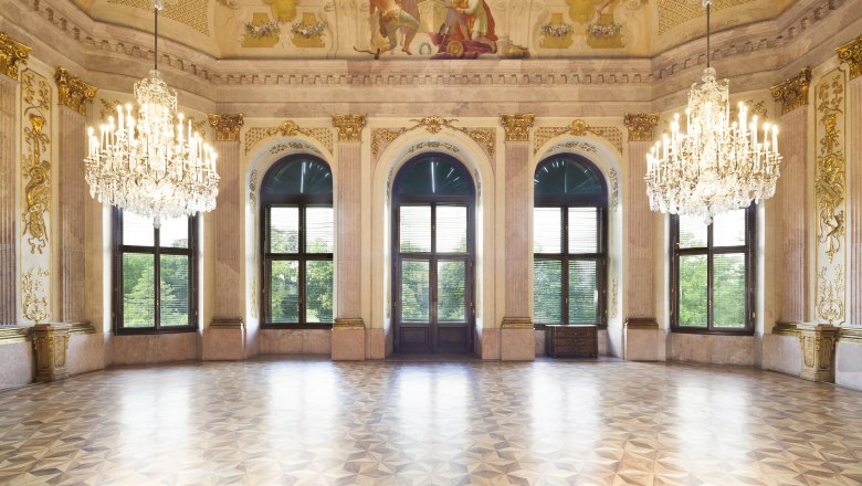 Prunkvoller Festsaal mit Kronleuchtern und Wandmalereien im Schloss Eckartsau.