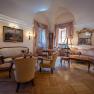 Eleganter Salon im Hotel Schloss D&uuml;rnstein mit antiken M&ouml;beln, Gem&auml;lden und B&uuml;chern.