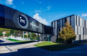 Modernes Geb&auml;ude der IMC Krems mit Glasbr&uuml;cke und Schriftzug 'It's all in me'.