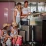Familie bei der Rezeption im HEINhotel vienna airport