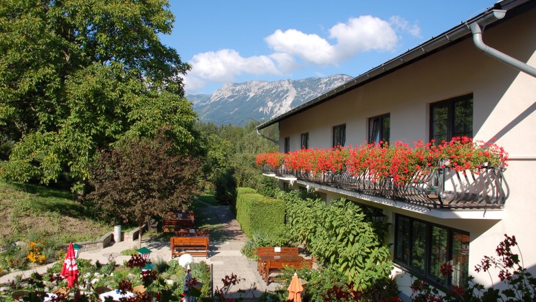 Gasthof Flackl Wirt, © Gasthof Flackl Gasthof mit Balkon voller Blumen und Bergblick.