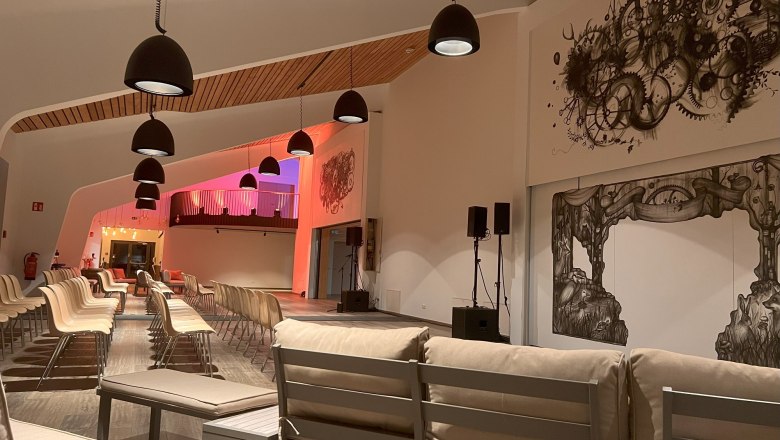 Modernes Foyer mit Sitzgelegenheiten und künstlerischen Wandmalereien.