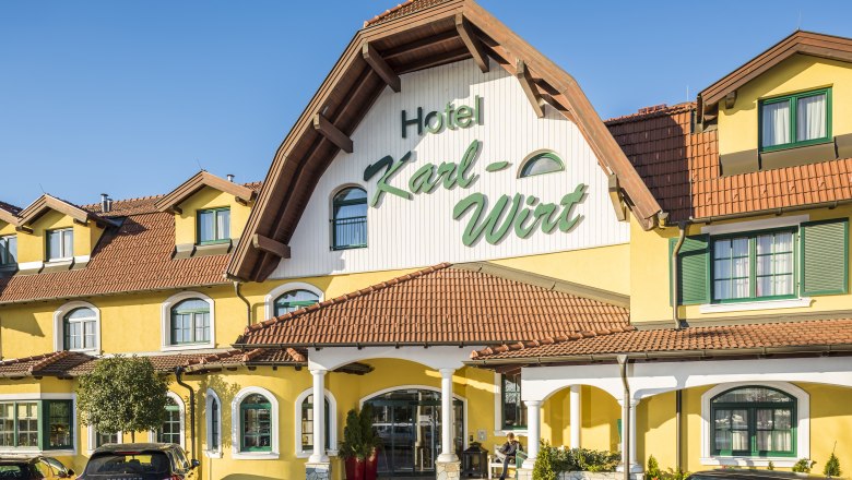 Gelbes Hotelgebäude mit dem Schriftzug 'Hotel Karl-Wirt' auf dem Giebel.