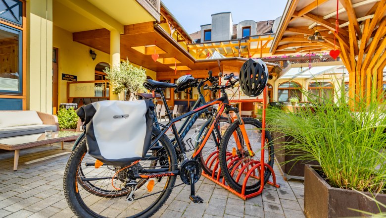 Fahrr&auml;der an einem Fahrradst&auml;nder vor einem Hotelgeb&auml;ude.