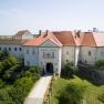 Luftaufnahme von Schloss Mailberg mit roten D&auml;chern und umgebender Landschaft.