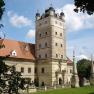 Renaissanceschloss Greillenstein mit Turm und Garten im Vordergrund.