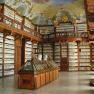 Innenansicht der Bibliothek im Stift Seitenstetten mit reich verzierten Holzregalen und B&uuml;sten.