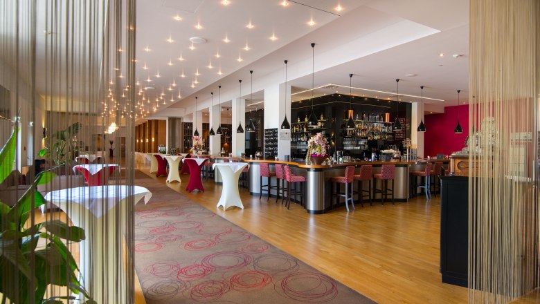 Elegante Hotelbar mit modernen Möbeln und stilvoller Beleuchtung.