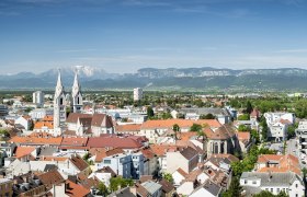 Panorama von Wiener Neustadt mit Bergen im Hintergrund.
