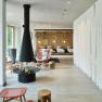 Moderner Lounge-Bereich mit Kamin und Sesseln im Steigenberger Krems.