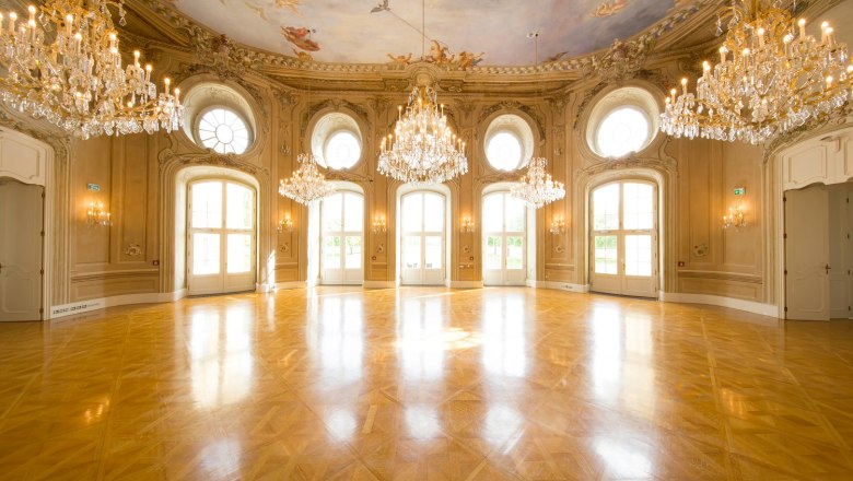 Eleganter Ballsaal mit Kronleuchtern und bemalter Decke im Conference Center Laxenburg.